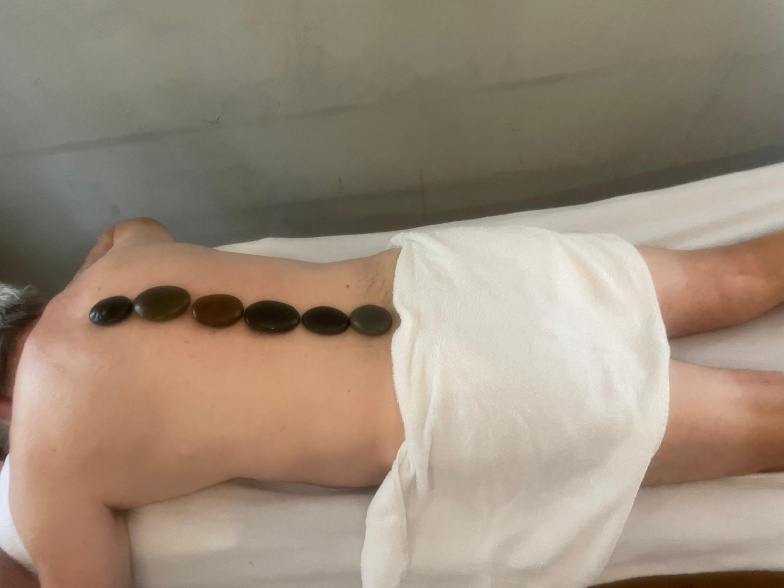 Massagem relaxante com pedras quentes